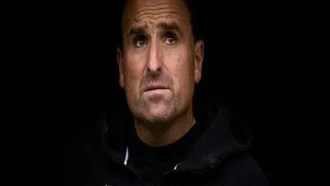 激情碰撞前，利物浦与纽卡球迷齐声为传奇基冈加油鼓劲，温暖掌声响彻赛场！