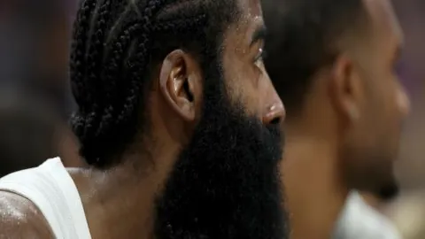 辽宁本钢挑战北控严防，防守对决一触即发！